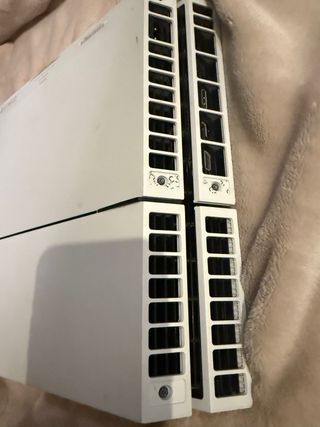 PS4 (PlayStation 4) Blanca Refrigerador y cascos.