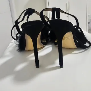 Tacones de tiras con pompones