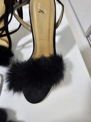 Tacones de tiras con pompones