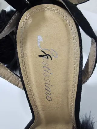 Tacones de tiras con pompones