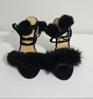 Tacones de tiras con pompones