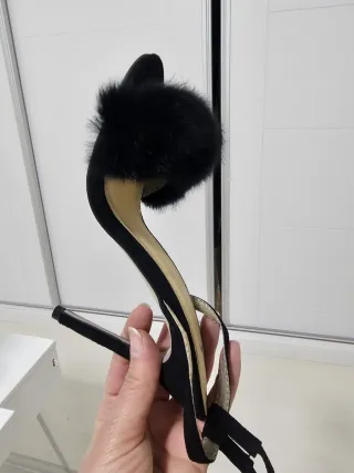 Tacones de tiras con pompones