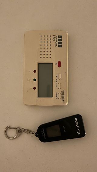 Afinador Korg CA-1 y Thomann CTK-18