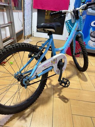 Bicicleta infantil azul con cesta