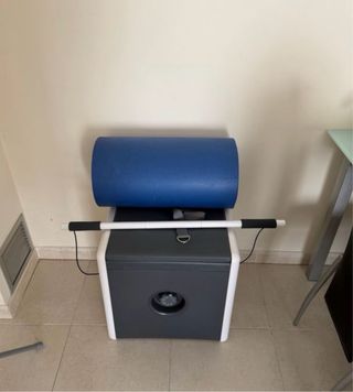 Cajón de gimnasio con rodillo y barra