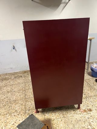 Armario metálico rojo