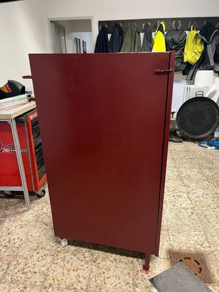 Armario metálico rojo