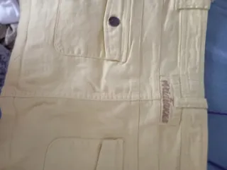 Falda corta amarilla con botones