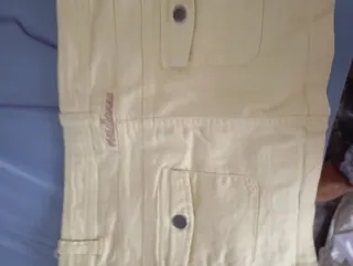 Falda corta amarilla con botones