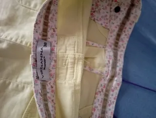 Falda corta amarilla con botones