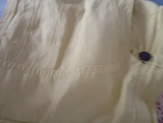 Falda corta amarilla con botones