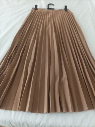 Falda plisada marrón