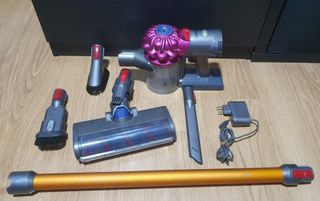 Dyson V7