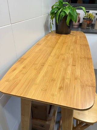 Mesa alta y 2 taburetes de madera