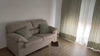 Sofá beige de tela, 6 meses de uso