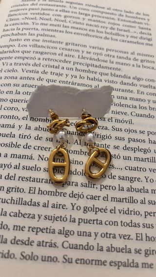 Pendientes dorados nudo con perla