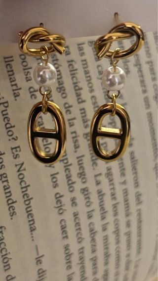 Pendientes dorados nudo con perla