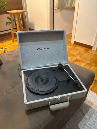 Tocadiscos portátil Crosley estilo maleta con alta