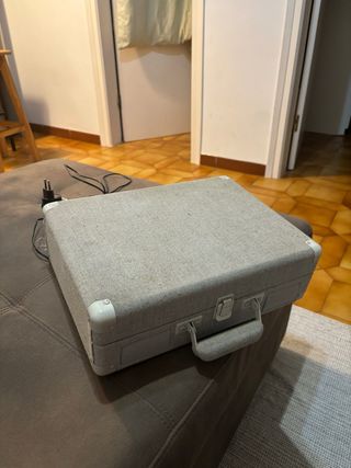 Tocadiscos portátil Crosley estilo maleta con alta