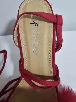 Tacones Rojos con Plumas