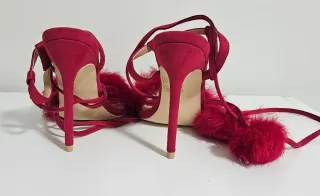 Tacones Rojos con Plumas