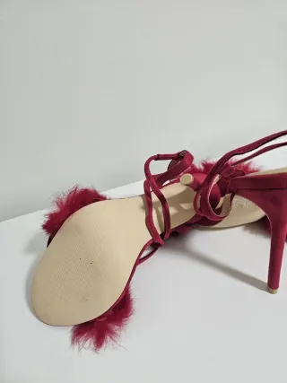Tacones Rojos con Plumas