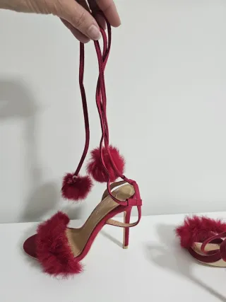 Tacones Rojos con Plumas