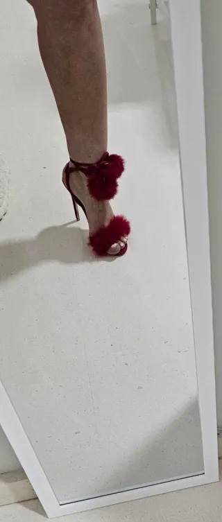 Tacones Rojos con Plumas