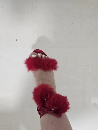 Tacones Rojos con Plumas