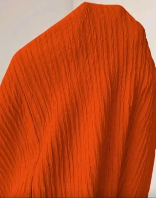 Vestido naranja con fruncido y abertura