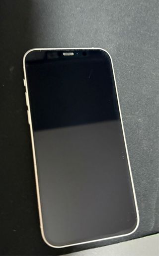 iPhone 11 Rosso e iPhone 12 Bianco