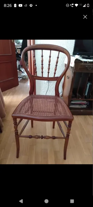 Silla de madera con asiento de ratán