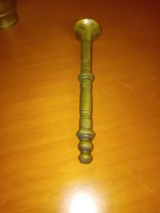 Mortero y mano de bronce