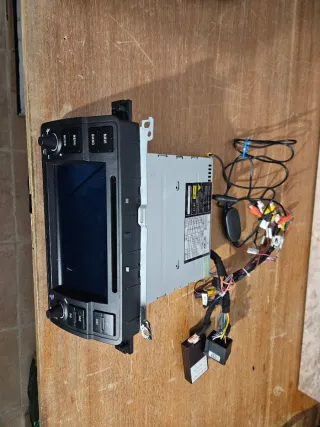 Radio bmw e46 (para reparar) con Pantalla y Cables