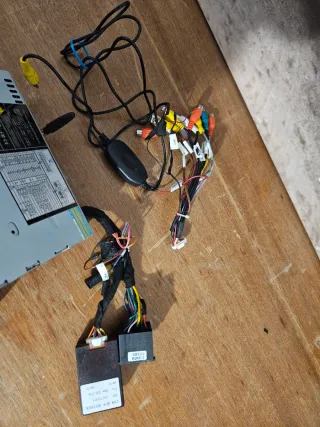 Radio bmw e46 (para reparar) con Pantalla y Cables