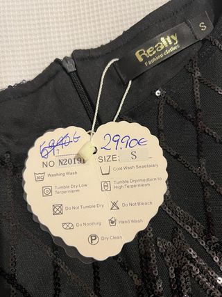 Vestido negro de fiesta con lentejuelas y flecos