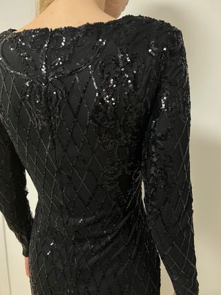 Vestido negro de fiesta con lentejuelas y flecos