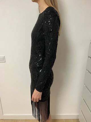 Vestido negro de fiesta con lentejuelas y flecos