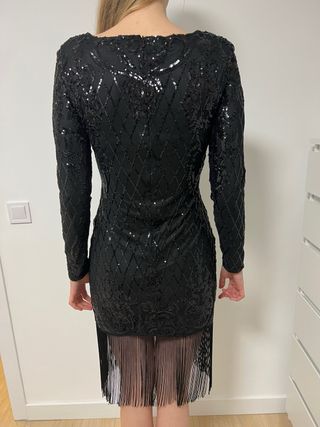Vestido negro de fiesta con lentejuelas y flecos