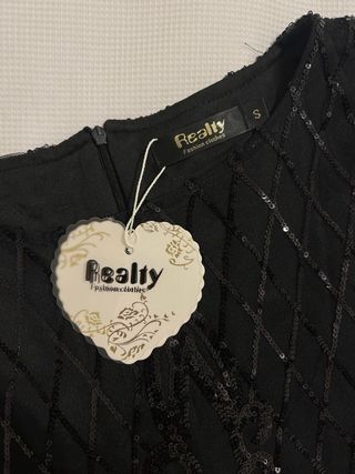 Vestido negro de fiesta con lentejuelas y flecos