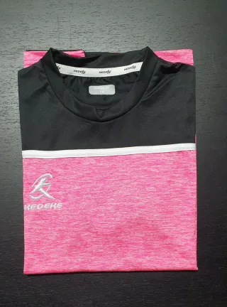 Camiseta deportiva Kedeke negra y rosa