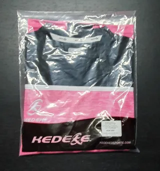 Camiseta deportiva Kedeke negra y rosa