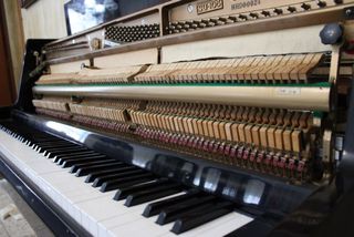 Piano acústico Samick SU-105