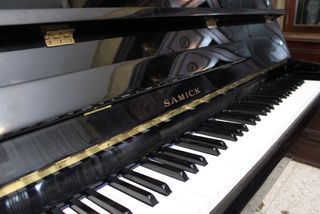 Piano acústico Samick SU-105