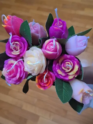 Velas decorativas rosas y moradas.precio 1 unidad.