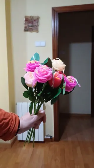 Velas decorativas rosas y moradas.precio 1 unidad.