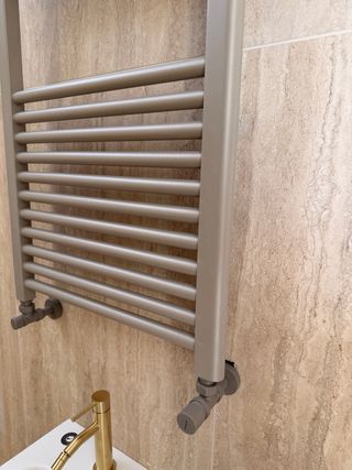 Termoarredo bagno tortora chiaro.