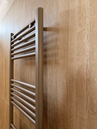 Termoarredo bagno tortora chiaro.