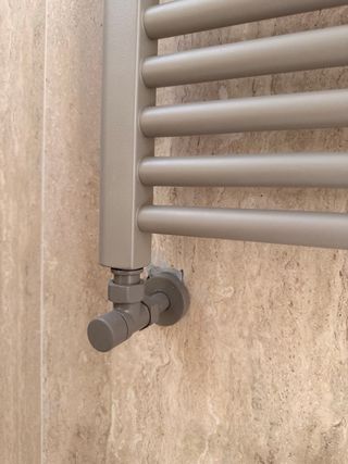 Termoarredo bagno tortora chiaro.