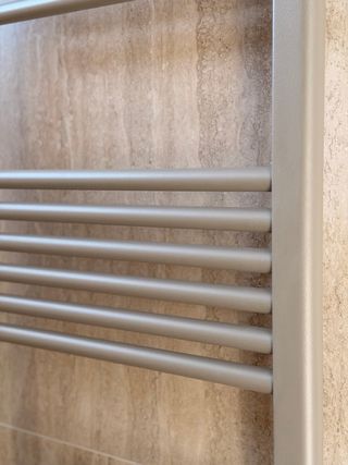 Termoarredo bagno tortora chiaro.